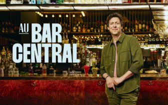 Au bar central - Affiche