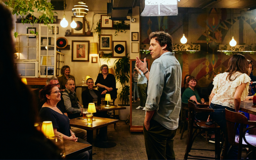 Au bar central - Patrice Michaud et public